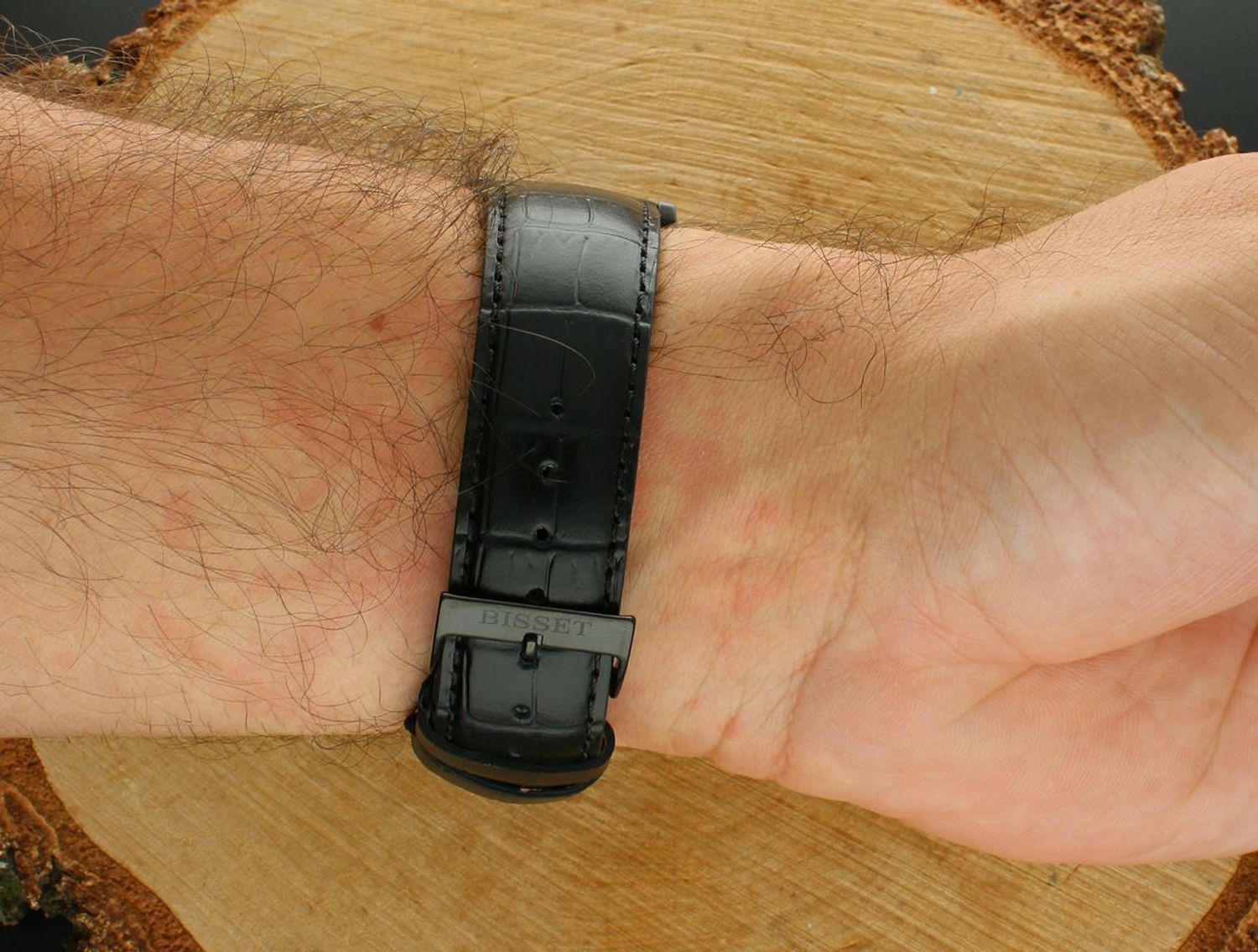 Bisset BIS185 BSCE62 – elegancki męski zegarek szwajcarski z mechanizmem kwarcowym, białą tarczą, czarną kopertą, szafirowym szkłem i skórzanym paskiem. Wodoszczelność ograniczona, datownik.1.jpg